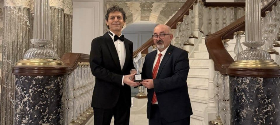 Akif Manaf’a Bir Barış Ödülü Daha: Dünyaca Ünlü Yazar Egeyön Barış Ödülünü Aldı