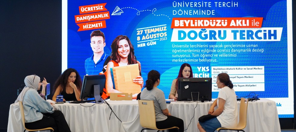 BEYLİKDÜZÜ BELEDİYESİ TERCİH DÖNEMİNDE DE ÖĞRENCİLERİN YANINDA