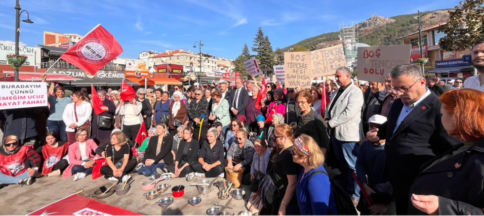 CHP TOKAT’TA KADINLARDAN GÜR SESLİ “TENCERE-TAVA” PROTESTOSU: “YOKSULLUĞA DA ADALETSİZLİĞE DE BOYUN EĞMİYORUZ!”