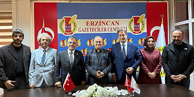 Ahmet Korkmaz: Gerçeğin Üzerini Örten Her Duvar, Toplumun Önüne Çekilmiş Bir Perdedir