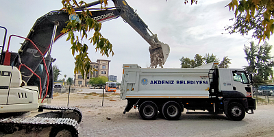 AKDENİZ’DE SOKAK VE KALDIRIMLAR YENİLENİYOR
