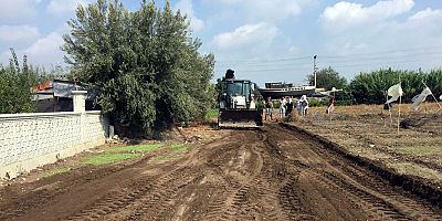 AKDENİZ’DE YOL AÇMA, SATHİ KAPLAMA, KALDIRIM YENİLEME ÇALIŞMALARI SÜRÜYOR