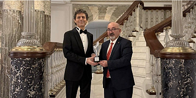 Akif Manaf’a Bir Barış Ödülü Daha: Dünyaca Ünlü Yazar Egeyön Barış Ödülünü Aldı