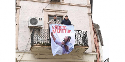 Altınordu’dan Yeni Balkon Hareketi: “Ekrem Merttir” Pankartlarıyla Demokratik Direniş Büyüyor
