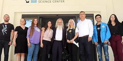 Astronomi profesörü Derman, Antalya Bilim Merkezi’nde öğrencilerle buluştu