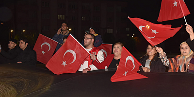 ATATÜRK İÇİN GECE SAATLERİNDE SOKAKLARA İNDİLER