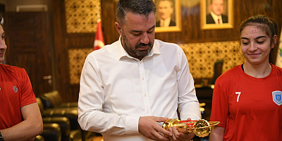 Başarılı Sporculardan Ertuğrul Başkan’a Ziyaret