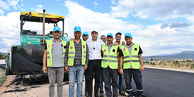 Başkan Akın sıcak asfalt serim çalışmalarını yerinde inceledi