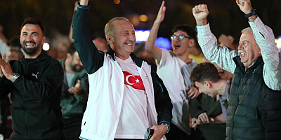 BAŞKAN ATABAY MİLLİ MAÇI VATANDAŞLARLA BİRLİKTE İZLEDİ