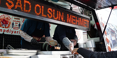 BAŞKAN ÇALIK ŞEHİTLER İÇİN LOKMA DAĞITTI