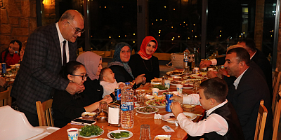 BAŞKAN ÇAY'DAN MUHTARLAR VE AİLELERİNE YEMEK