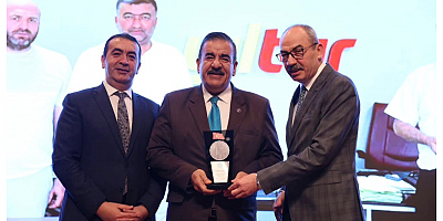 Başkan Murat Kelek’e Anlamlı Ödül