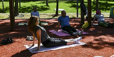 BAŞKENTLİLERDEN PARKLARDA SPORA YOĞUN İLGİ