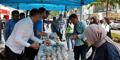 Büyükşehir’den Cumhuriyet Bulvarında aşure ikramı