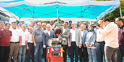 Büyükşehir Dursunbeyli üreticilere salça makinesi dağıttı