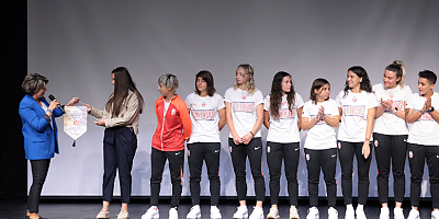 ÇANKAYADA KADIN SPORCULARDAN BAYRAK TESLİMİ