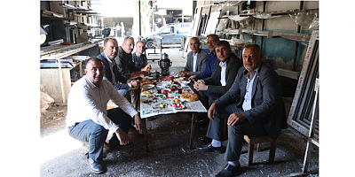 CHP’li Karadağ, esnafla kahvaltı yaptı