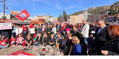 CHP TOKAT’TA KADINLARDAN GÜR SESLİ “TENCERE-TAVA” PROTESTOSU: “YOKSULLUĞA DA ADALETSİZLİĞE DE BOYUN EĞMİYORUZ!”