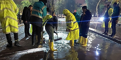 GAZİANTEP BÜYÜKŞEHİR EKİPLERİ YOĞUN YAĞIŞIN OLUŞTURDUĞU OLUMSUZLUKLARIN TAMAMINI GİDERDİ