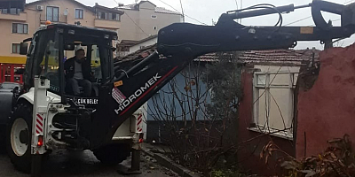 GÖLCÜK BELEDİYESİ METRUK BİNALARI TEHLİKE OLMAKTAN ÇIKARIYOR