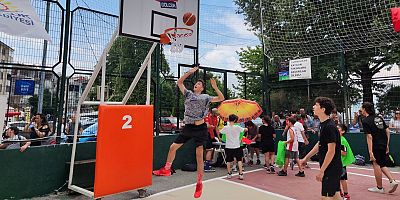 GÖLCÜK SAHİLİNDE HEYECAN SIRASI SOKAK BASKETBOLUNDA