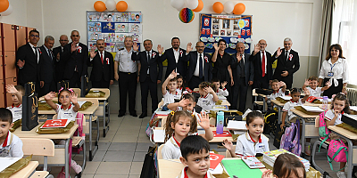 İlk derste miniklere hediyeler Büyükşehir’den