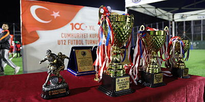 Kartal Belediyesi Cumhuriyet’in 100. Yılı Özel Futbol Turnuvası’nın Şampiyonu Kara Kartallar