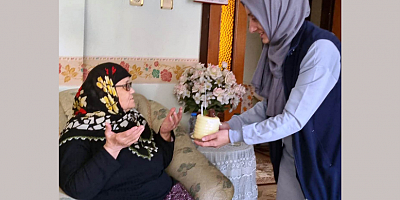 KARTEPE’NİN ÇINARLARINA SÜRPRİZ DOĞUM GÜNÜ KUTLAMASI