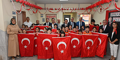 Kepez’den 60 bin öğrenciye 60 bin Türk bayrağı