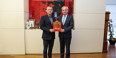 Kepez’in sembolik altın anahtarı CHP Genel Başkanı Özel’e teslim