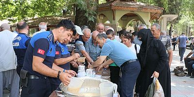 Pozantı Belediyesi Vatandaşlara Aşure Dağıttı
