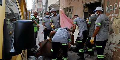 SAHİBİNİN YAŞAMINI YİTİRDİĞİ EVDEN TONLARCA ÇÖP ÇIKARILDI