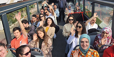 Turizm otobüsü ile şehir  gezileri sürüyor