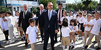 Vali Yavuz, Okulları Ziyaret Ederek Güne Başladı 