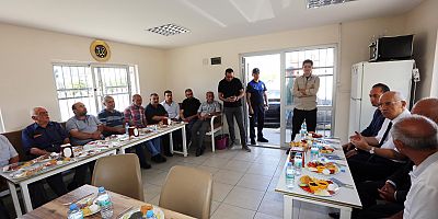 Yaşar, dolmuş duraklarını ziyaret etti