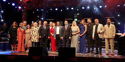 Yazın en büyük festivali şölen tadında başladı: Millet Bahçesi sahne ışıklarıyla aydınlandı