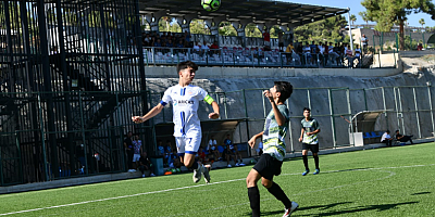 Yenişehir Belediyesi U16 Futbol Takımı namağlup lider