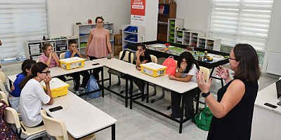 Yurt dışından gelen öğrenci ve öğretmenler Yenişehir Belediyesi Akademi’yi gezdi
